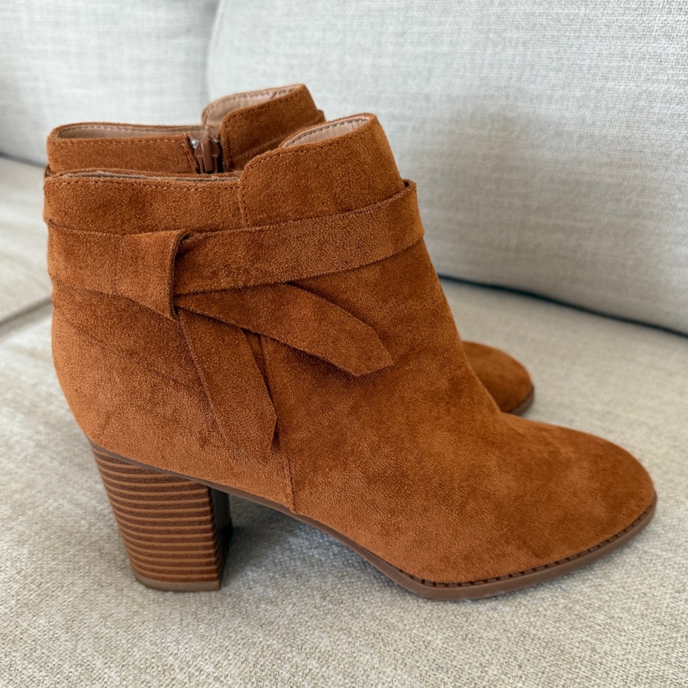Women's ZBY Ankle Boots Size 9. New WITHOUT tags/box copper/orange stacked Heel